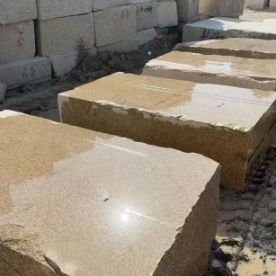 抚州 黄金麻方料堆场洗料分选中，原材料充足