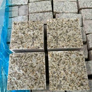 抚州 黄金麻花岗岩自然面小方块，弹石，马蹄石等