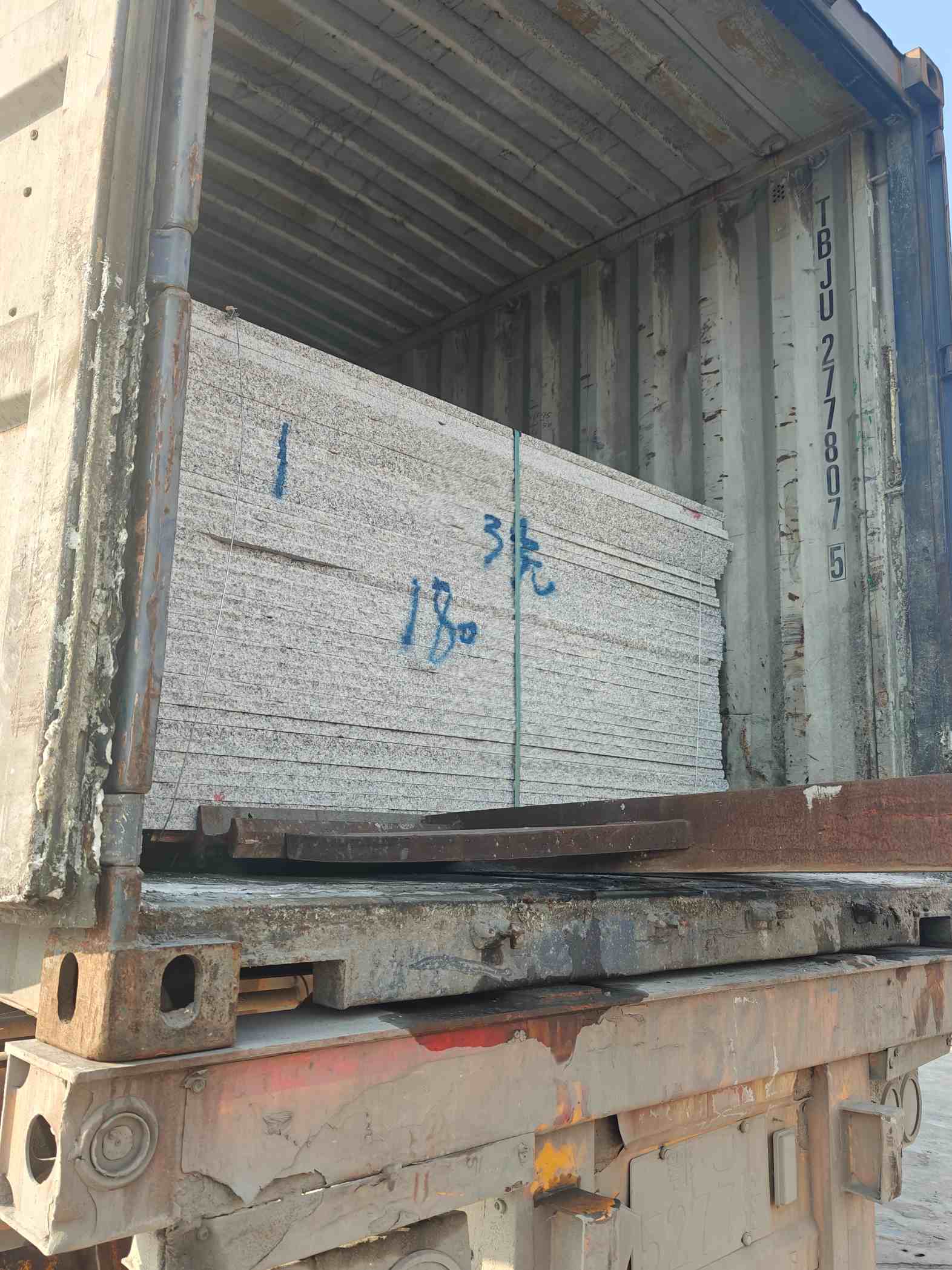 抚州 芝麻白花岗岩石材3.0公分光面毛板装柜出货