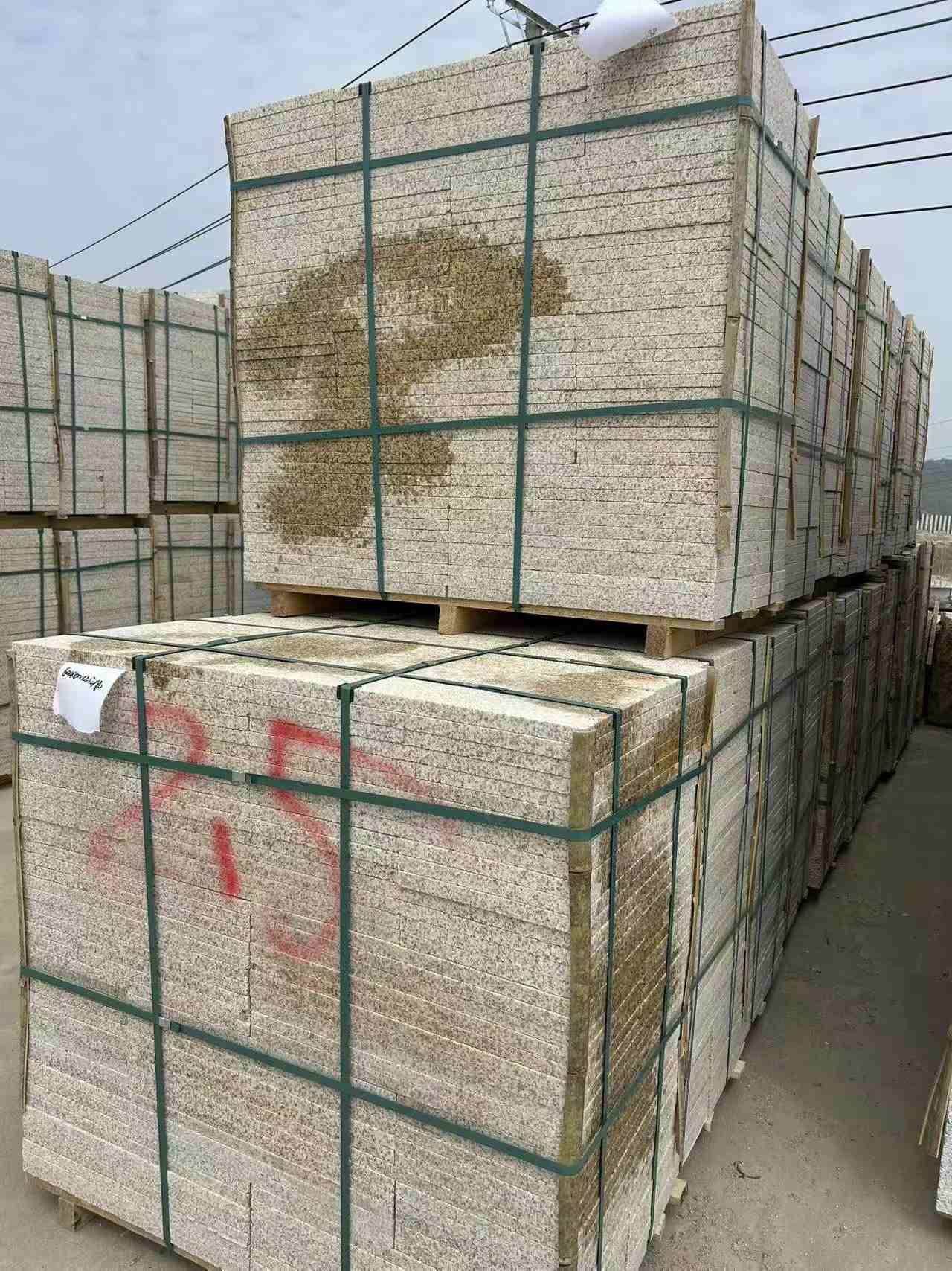 抚州 黄金麻花岗岩石材荔枝面地铺石2.5*300*600