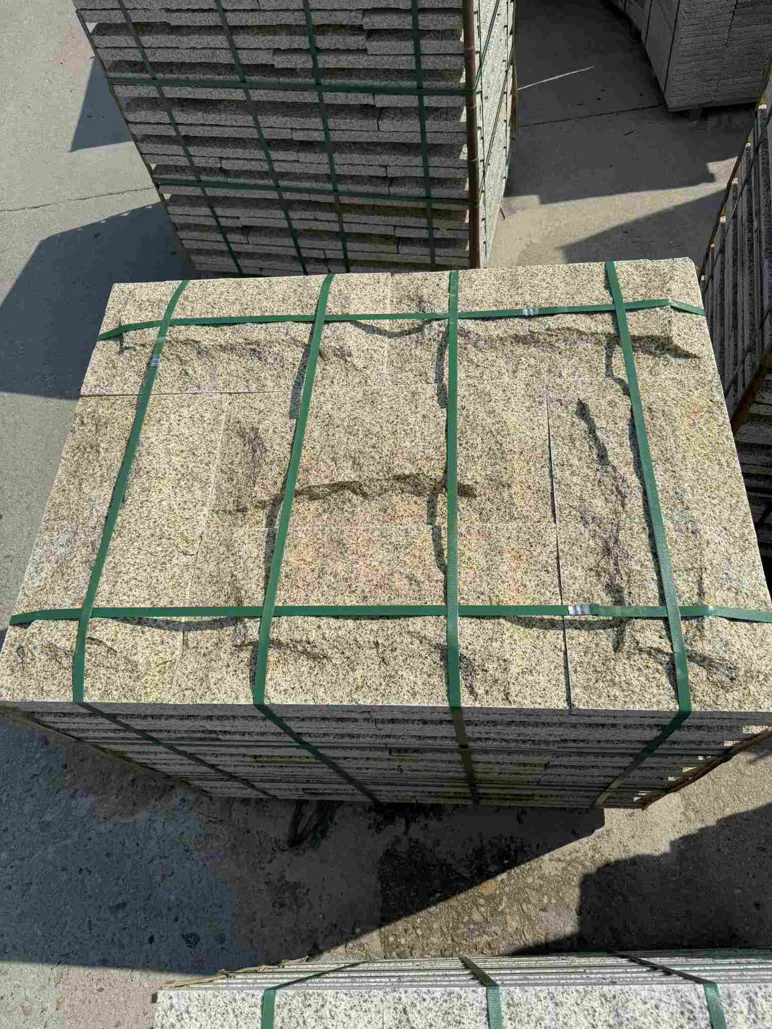 抚州 黄金麻花岗岩石材自然面蘑菇石成品