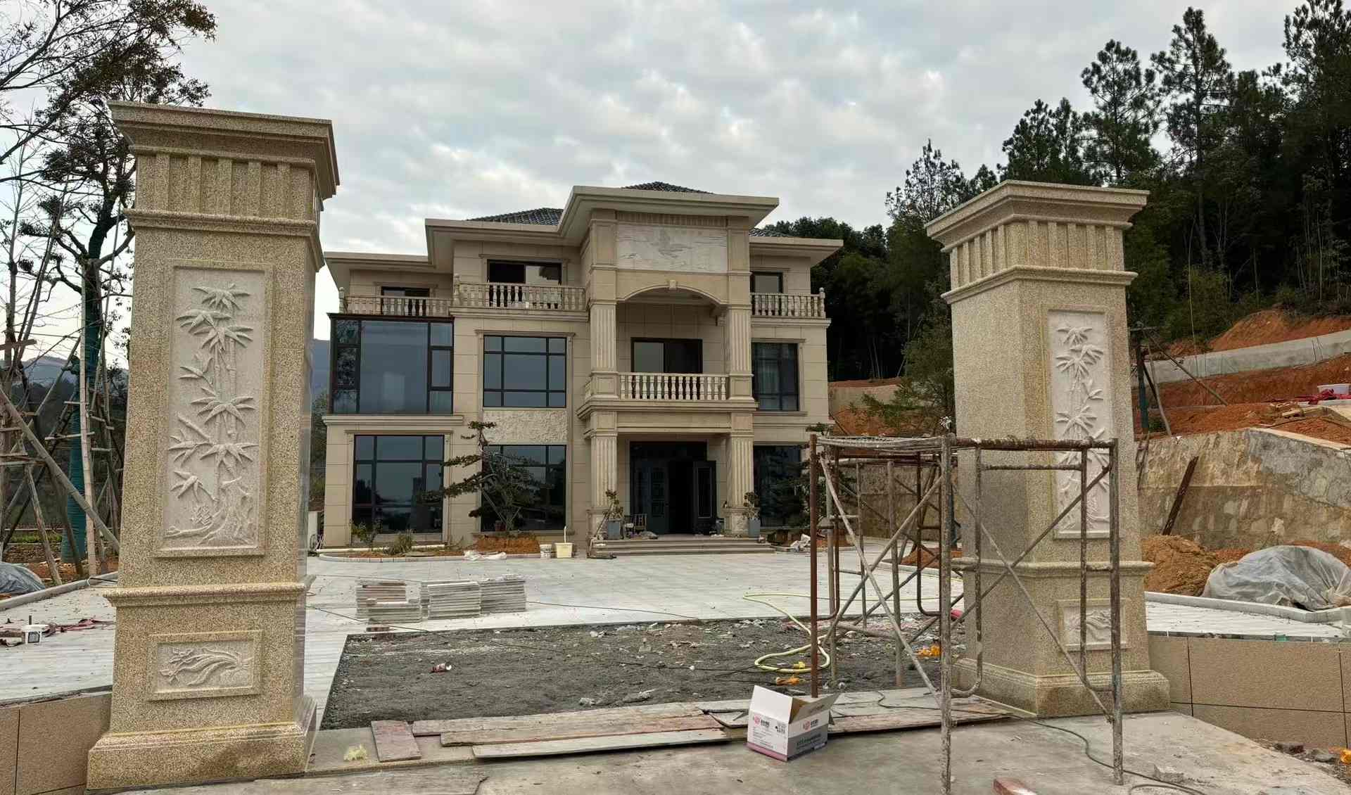 抚州 黄金麻花岗岩别墅雕花外墙干挂配上门口雕花罗马柱