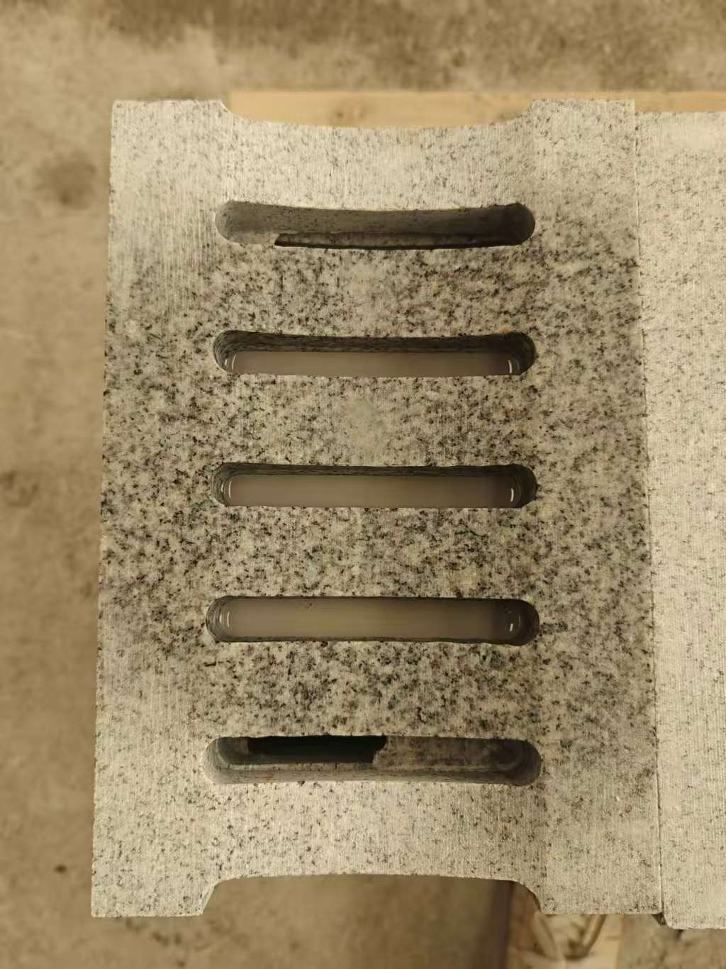 抚州 芝麻白拉丝面花岗岩U型开槽排水槽