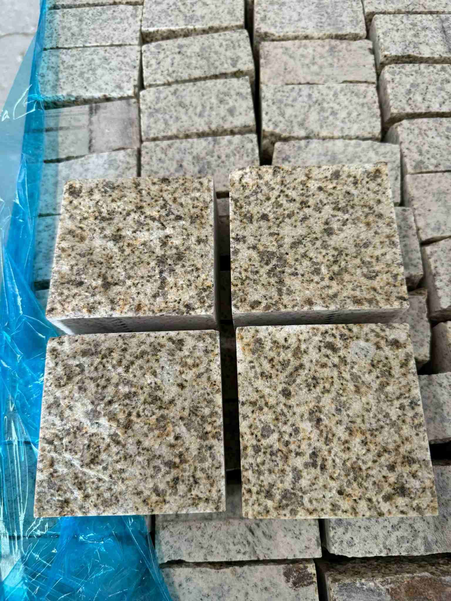 抚州 黄金麻花岗岩自然面小方块，弹石，马蹄石等