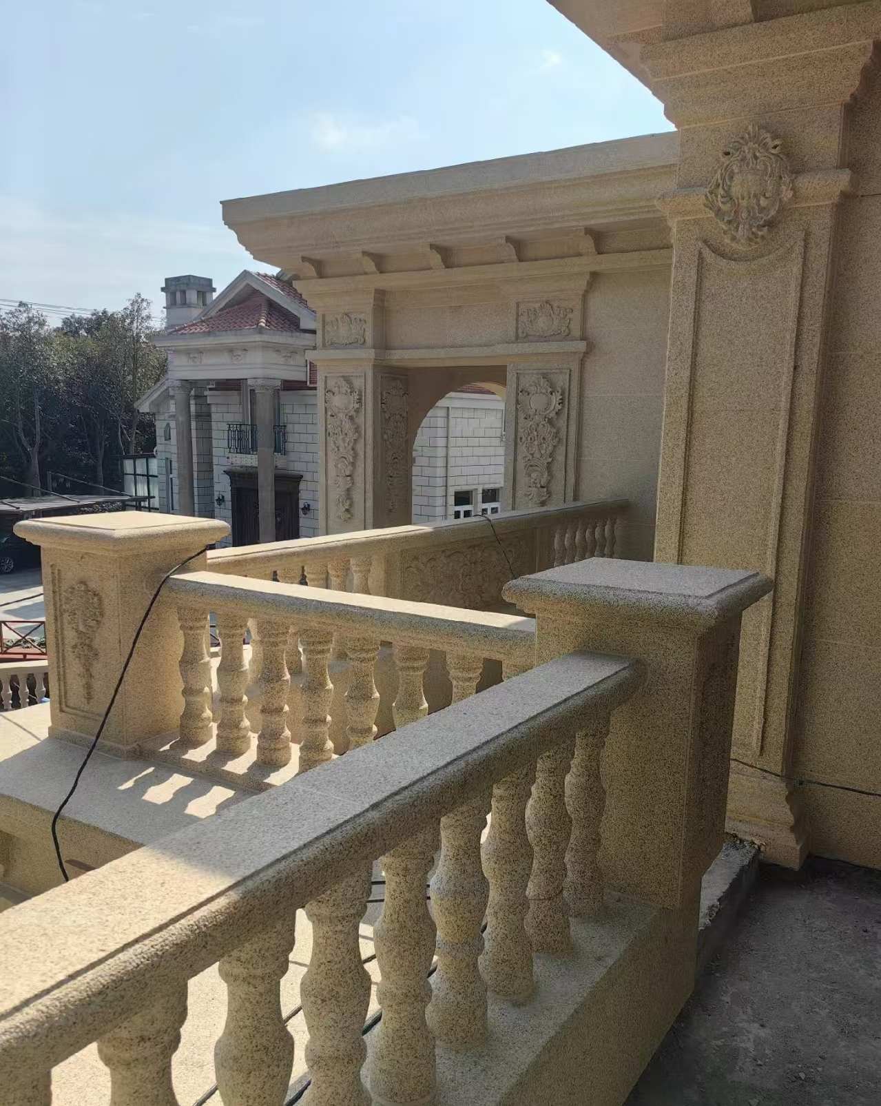 抚州 黄金麻别墅外墙干挂雕花配合阳台栏杆花瓶柱