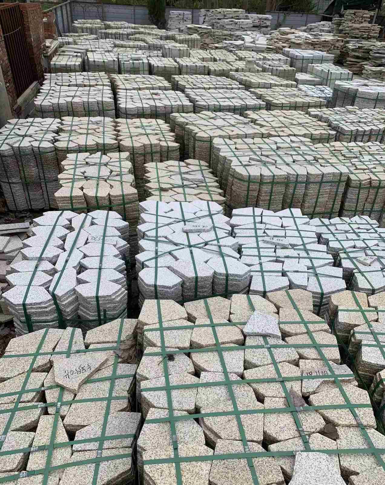 抚州 黄金麻白麻花岗岩荔枝面地铺石(冰裂纹)