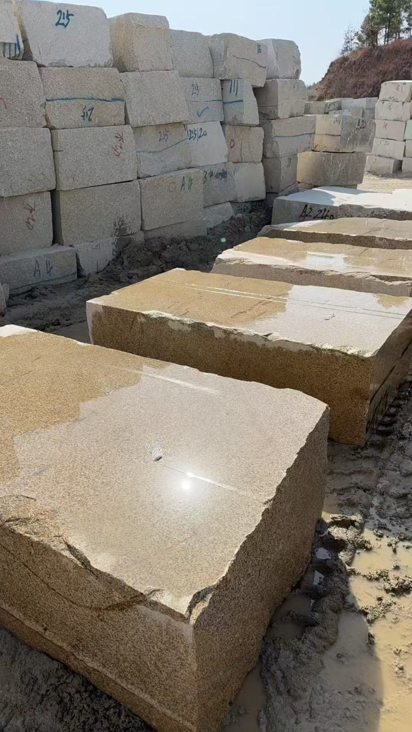 抚州 黄金麻方料堆场洗料分选中，原材料充足